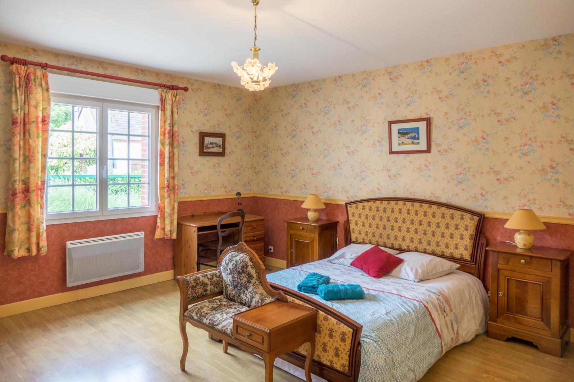 Chantilly ,Petit Dejeuner Et Table D'Hotes Possible Noyers  Екстер'єр фото