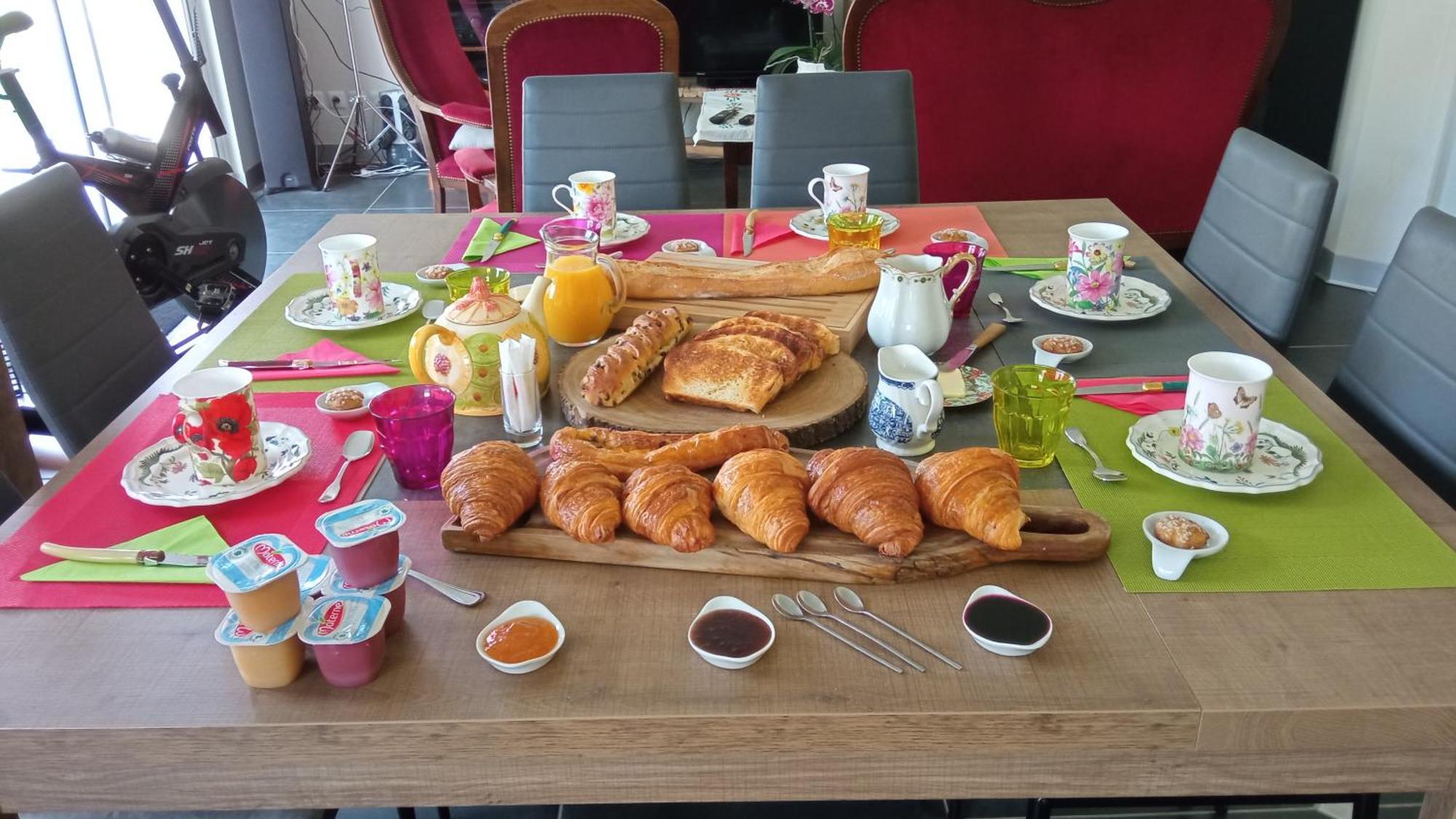 Chantilly ,Petit Dejeuner Et Table D'Hotes Possible Noyers  Екстер'єр фото
