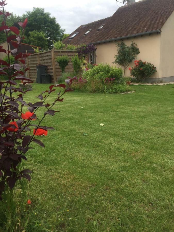 Chantilly ,Petit Dejeuner Et Table D'Hotes Possible Noyers  Екстер'єр фото